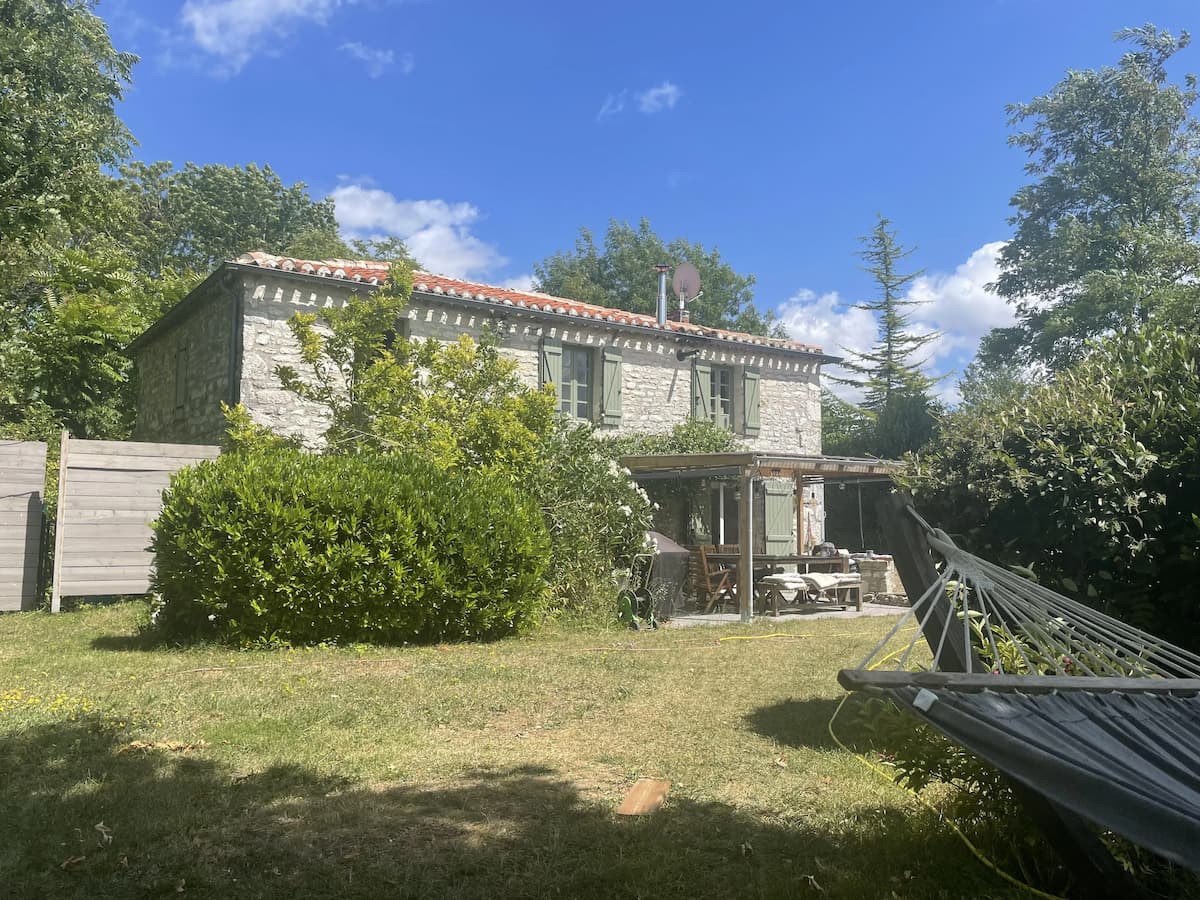 Maison de charme en pierre avec jardin