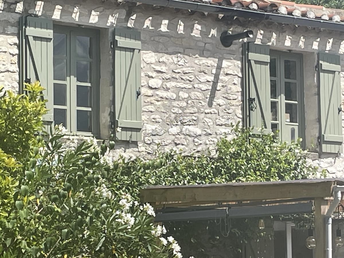 Maison de charme en pierre avec jardin